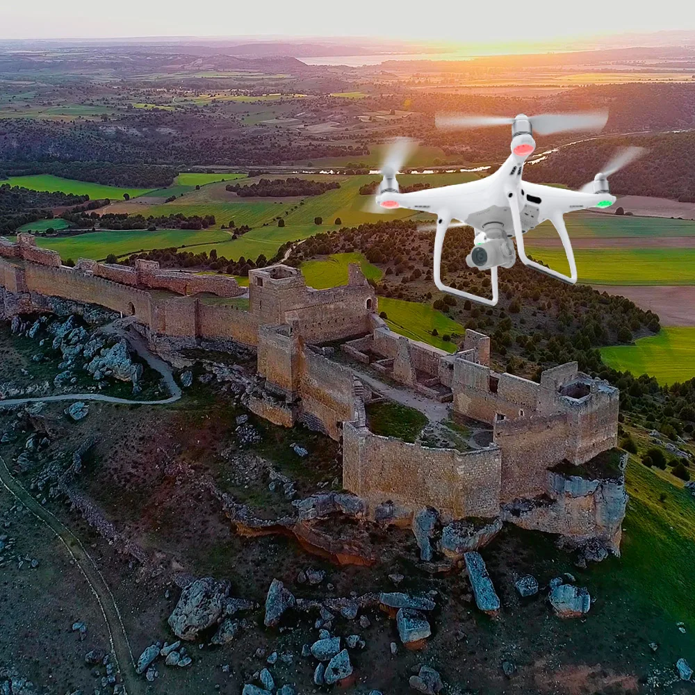 Dron sobrevolando un castillo durante una grabación aérea