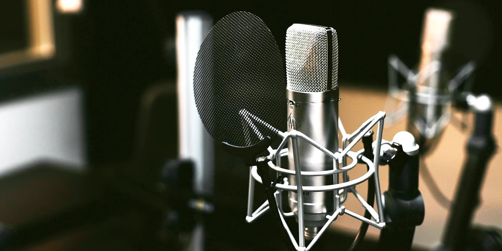 Micrófono de condensador en estudio de grabación