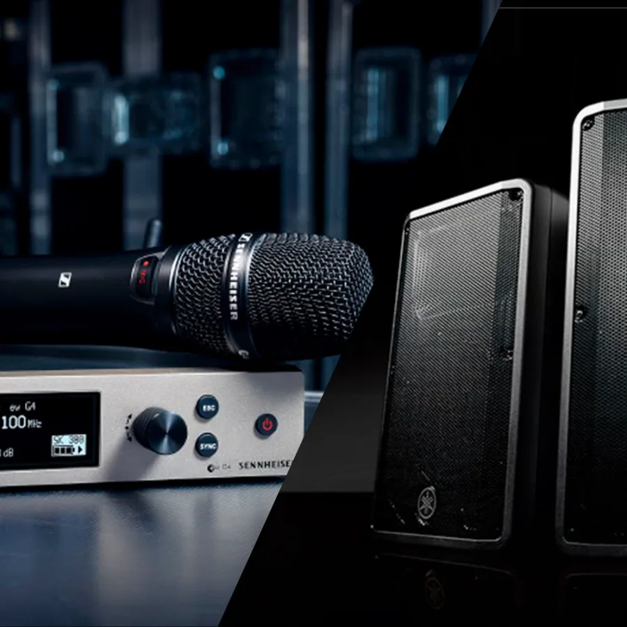 Micrófono de mano y altavoces profesionales de escenario